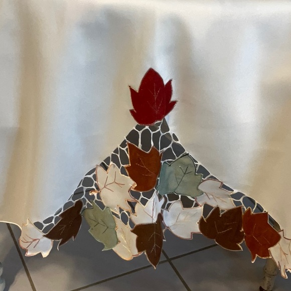 NWOT-FALL ROUND TABLECLOTH. - Picture 2 of 3